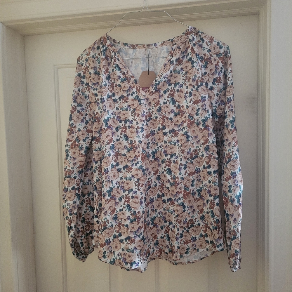 NWT Woman's Casual Lightweight Flowery Print Blouse  Size Medium  Long Sleeve